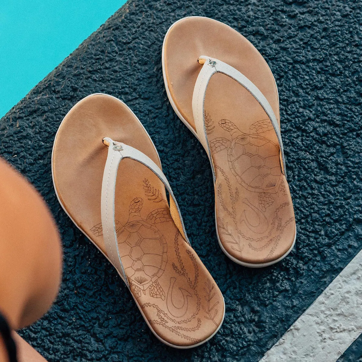 OluKai Women's Honu Leather Beach Sandals